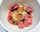 角切り牛肉と春菊の中華風スパイス焼き作り方2写真