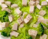 チキンとブロッコリーとゆで卵のサラダ^^作り方3写真