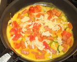 週末の朝☀️スパムと夏野菜の贅沢オムレツ作り方3写真
