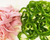 ☆朝食に☆ピーマンエッグ作り方1写真