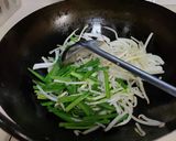 もやしとニラといかの炒め物作り方3写真