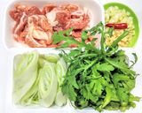 豚こま肉と春菊のピリ辛ニンニク炒め作り方1写真