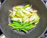 豚こま肉と春菊のピリ辛ニンニク炒め作り方4写真