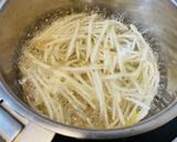 *もやしとワカメのみそ汁*作り方1写真