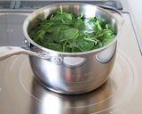 簡単美味しい【モロヘイヤのわさび醤油浸し作り方1写真