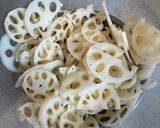 れんこんと彩り野菜のごまマヨサラダ作り方1写真
