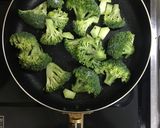 魚肉ソーセージとブロッコリーのクミン炒め作り方3写真