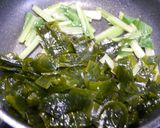 こむらがえり対策！わかめと小松菜の炒め物作り方3写真