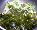 こむらがえり対策！わかめと小松菜の炒め物作り方3写真