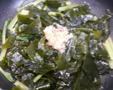 こむらがえり対策！わかめと小松菜の炒め物作り方4写真