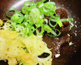 レトルト活用●ネギ＆揚げ玉＋の具みそしる作り方1写真