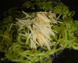 ヘビウリの大量消費に‥「生姜味の佃煮」作り方2写真