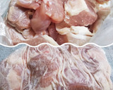 鶏もも肉とさつま芋ときのこの甘辛ゴマ炒め作り方1写真