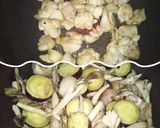 鶏もも肉とさつま芋ときのこの甘辛ゴマ炒め作り方4写真