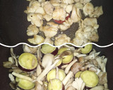 鶏もも肉とさつま芋ときのこの甘辛ゴマ炒め作り方4写真