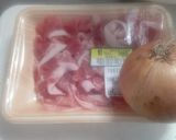 豚肉とタマネギのピリ辛炒め作り方1写真