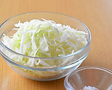 秋鮭のつくねと塩もみキャベツのレンジ蒸し作り方3写真