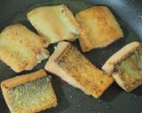 生秋鮭の白ワインソテー♡はちみつバター味作り方3写真
