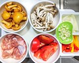 鶏もも肉と大きなナメコのトマト煮作り方1写真