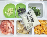 豚こま肉とナメコとシメジの塩昆布炒め作り方1写真