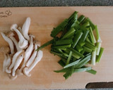 麺つゆで作る♪ニラとしめじの卵とじ作り方1写真