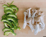 副菜に！ゴーヤとしめじのおかかマヨ和え作り方1写真