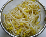 簡単！豆もやしと蒸し鶏のキムチ炒め作り方1写真