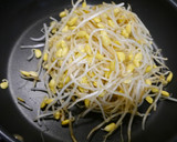 簡単！豆もやしと蒸し鶏のキムチ炒め作り方2写真