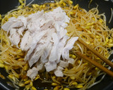 簡単！豆もやしと蒸し鶏のキムチ炒め作り方3写真