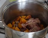 サツマイモと豚肉の味噌汁作り方2写真