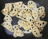蓮根と厚揚げ、豚肉のあまから味噌炒め作り方1写真