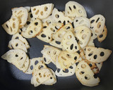 蓮根と厚揚げ、豚肉のあまから味噌炒め作り方1写真