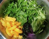 生姜と味噌ドレッシングで食べる柿サラダ作り方1写真