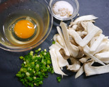 簡単！エリンギと卵の鶏がら炒め作り方1写真