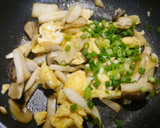 簡単！エリンギと卵の鶏がら炒め作り方4写真