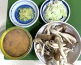 サバの水煮とキノコのお味噌汁作り方1写真