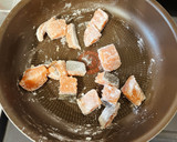 m秋鮭(生鮭)とじゃがいもの甘辛炒め作り方3写真