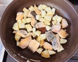 m秋鮭(生鮭)とじゃがいもの甘辛炒め作り方5写真