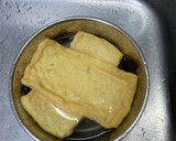 油揚げに豚肉と高菜の油炒め乗せた蒸し焼き作り方2写真