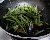 厨房ばあばぁ！茄子ニラ炒め。作り方2写真