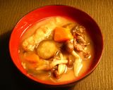 寒い日に牛肉入り野菜味噌汁キノコや人参作り方2写真