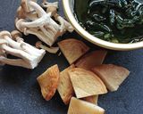 さつま揚げとワカメの赤だし味噌汁作り方1写真
