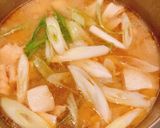 生姜でぽかぽか、鮭ハラスのほっこり味噌汁作り方4写真
