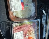 セブンイレブンのサラミサラダ丼作り方1写真