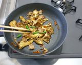 ご飯がすすむ!「豚肉とまいたけの炒め物」作り方5写真