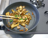 ご飯がすすむ！「豚肉とまいたけの炒め物」作り方5写真