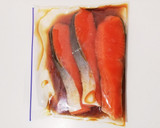 漬け込んで焼くだけ！鮭の照り焼き☆作り方1写真