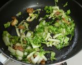 白菜と焼鳥缶詰のパパッと炒め作り方3写真
