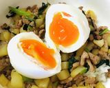 ひき肉とじゃがいもの半熟卵のせ丼作り方6写真