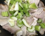 豚ロース肉とセロリのにんにくしょうゆ炒め作り方2写真